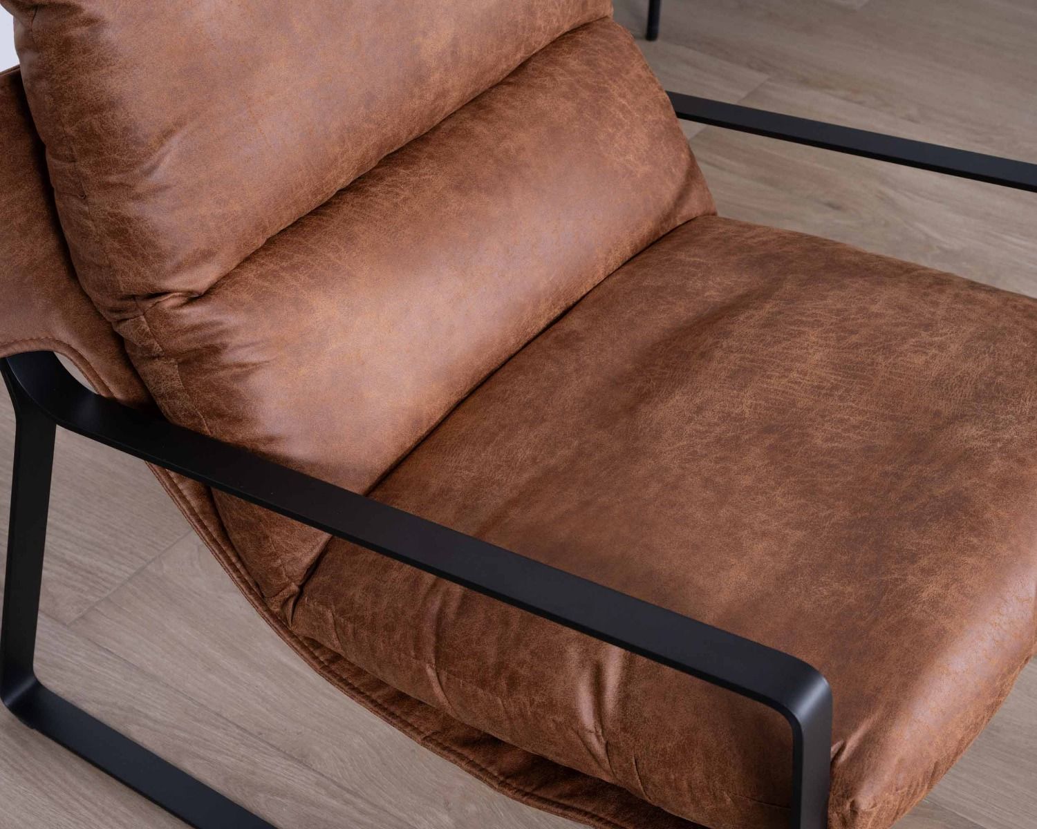 Fauteuil rétro tissu havane et métal noir "Torsten"