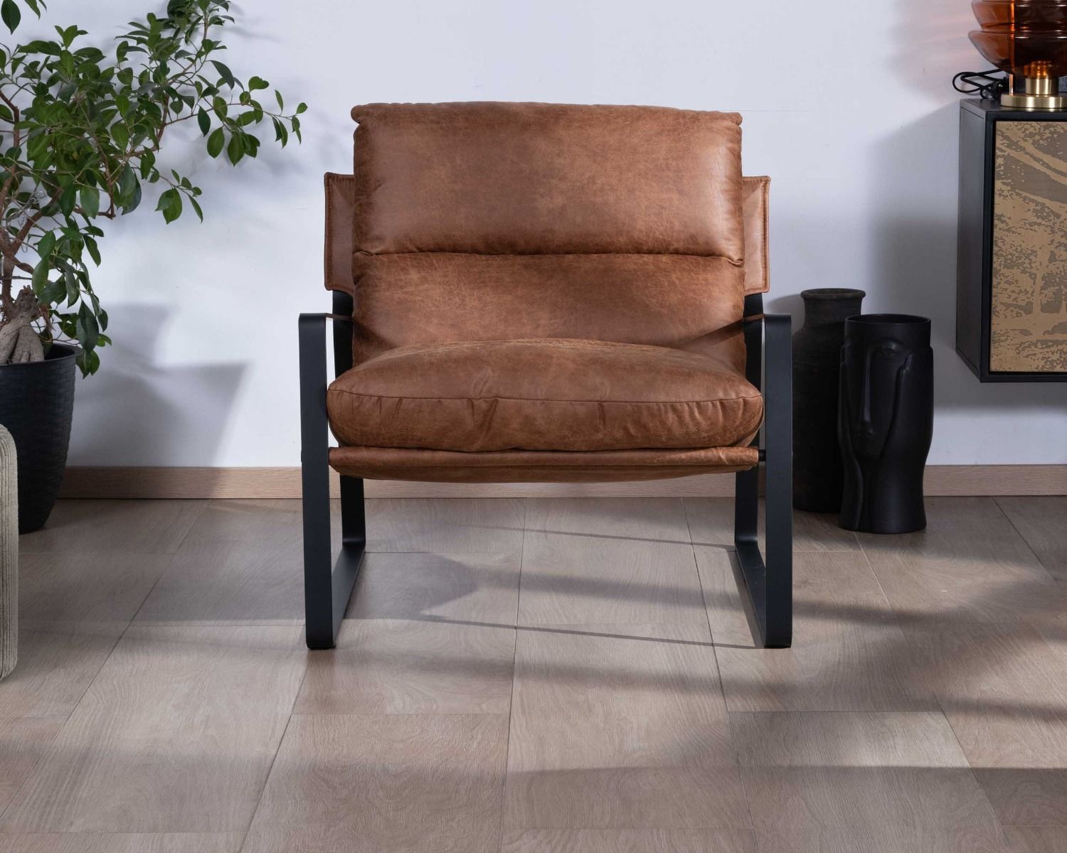 Fauteuil rétro tissu havane et métal noir "Torsten"