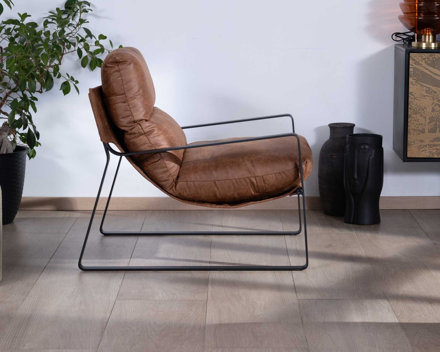 Fauteuil rétro tissu havane et métal noir "Torsten"