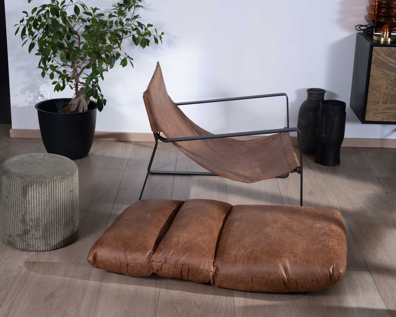 Fauteuil rétro tissu havane et métal noir "Torsten"