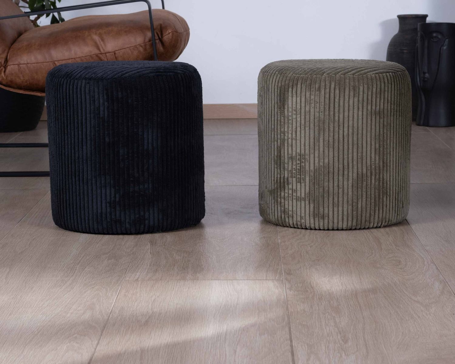 Lot de 2 poufs noirs en velours côtelé "Snaw" diamètre 35 cm