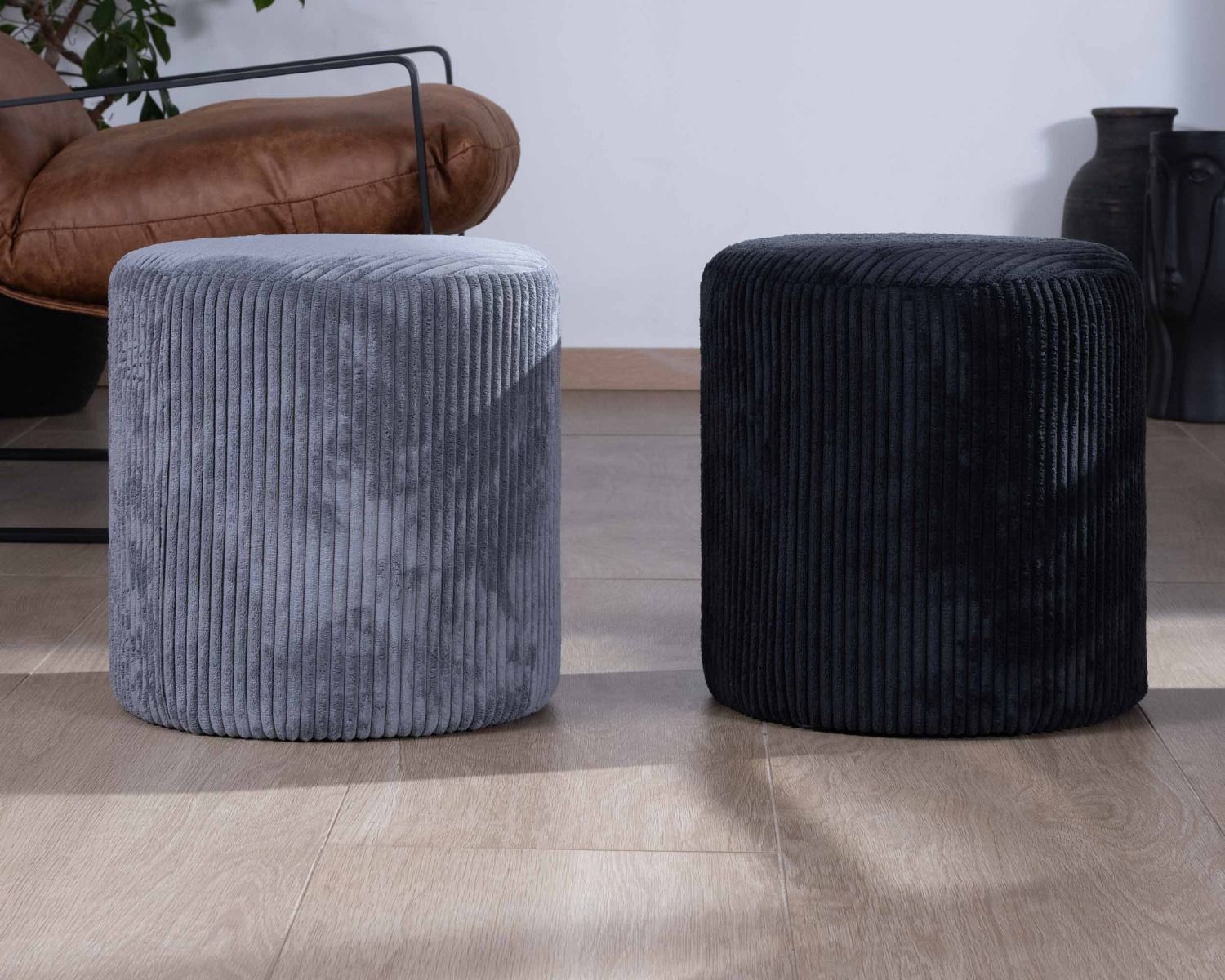 Lot de 2 poufs noirs en velours côtelé "Snaw" diamètre 35 cm