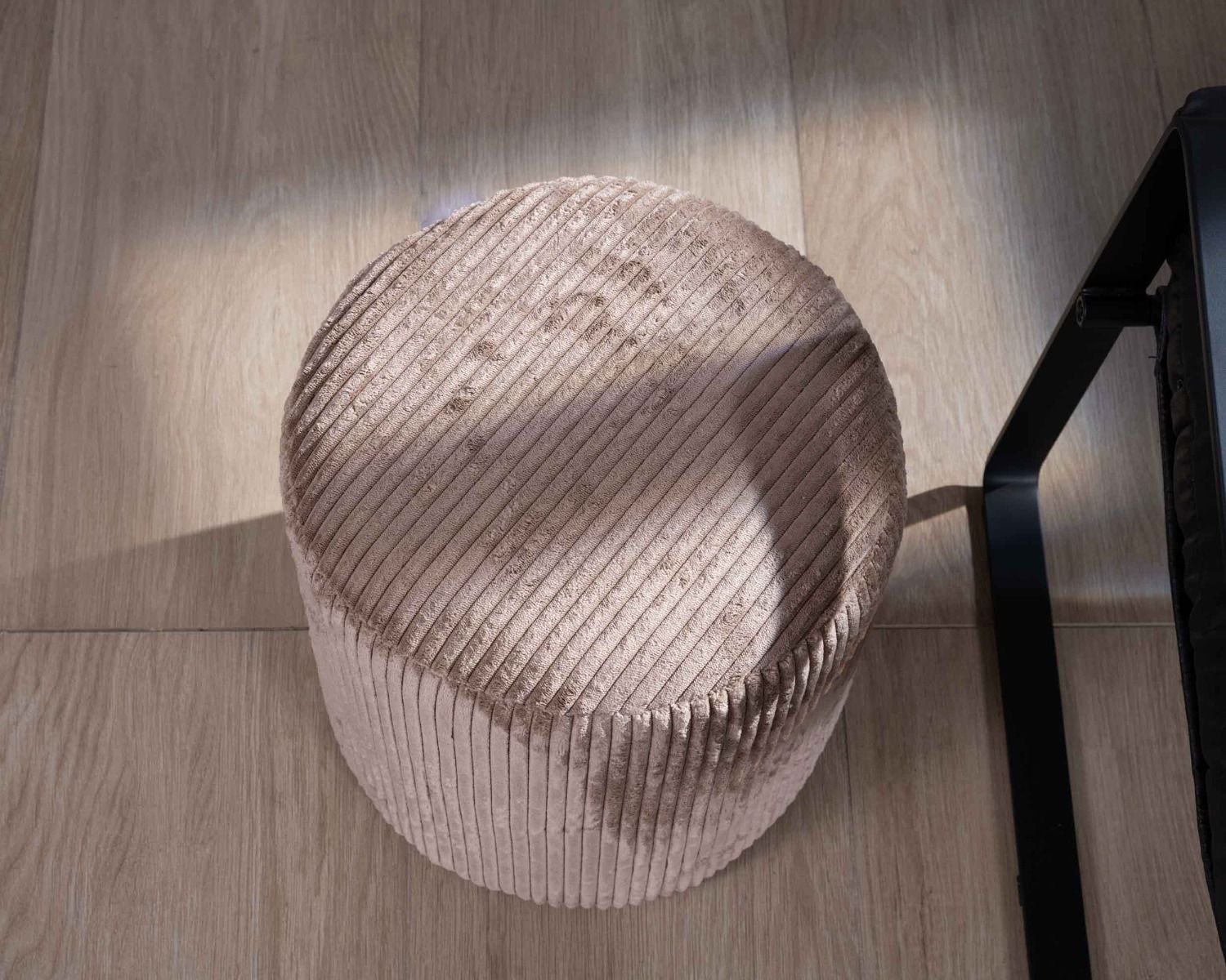 Lot de 2 petits poufs ronds en velours couleur camel "Snaw"