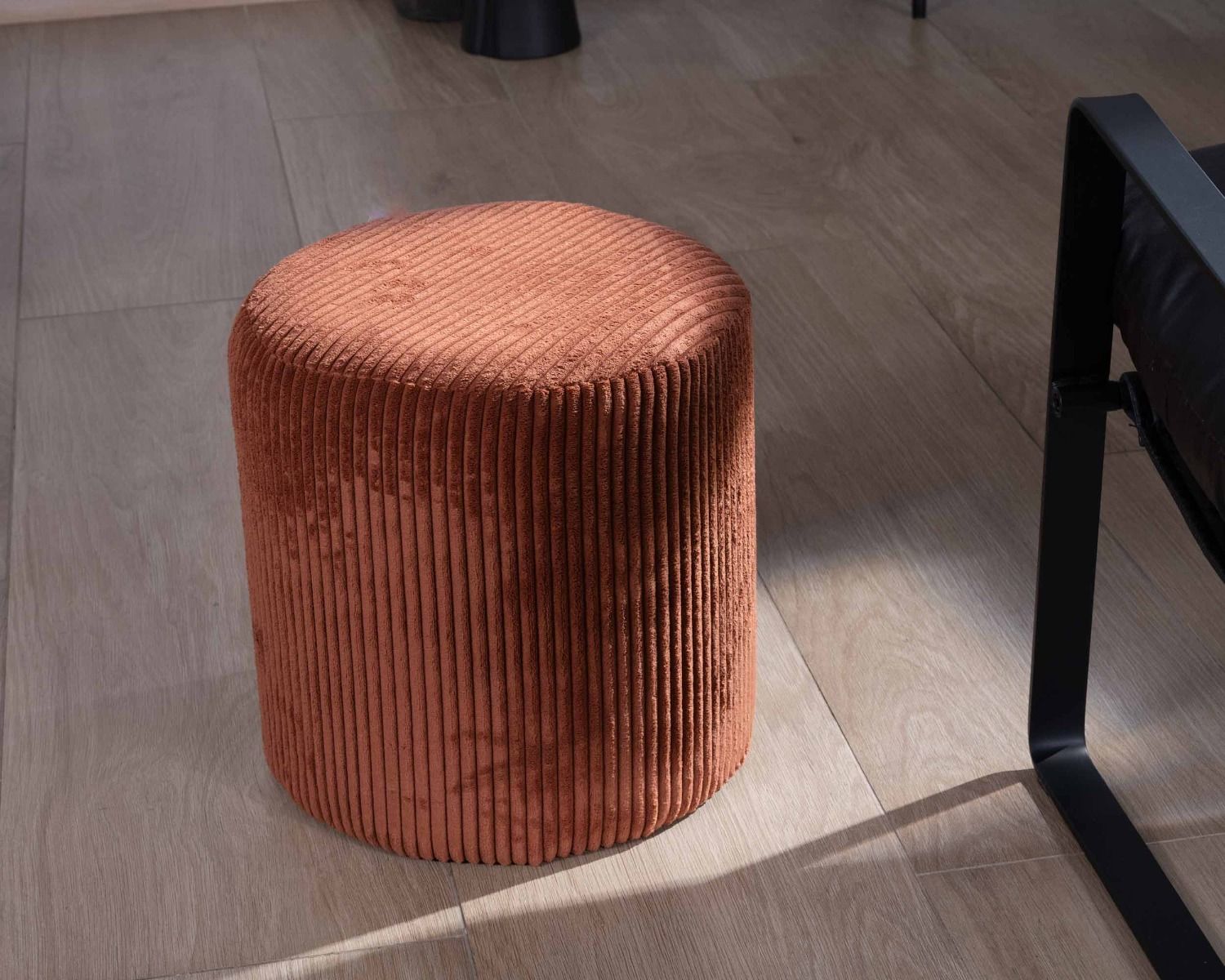 Lot de 2 petits poufs couleur rouille en velours côtelé "Snaw" diamètre 35 cm