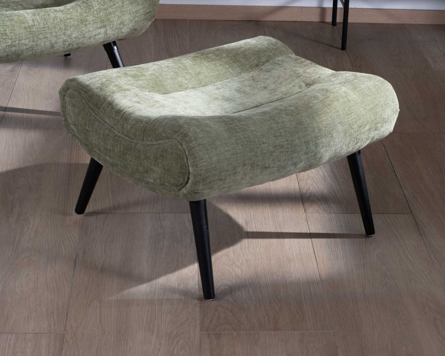 Fauteuil enveloppant avec pouf en velours vert "Caspe"