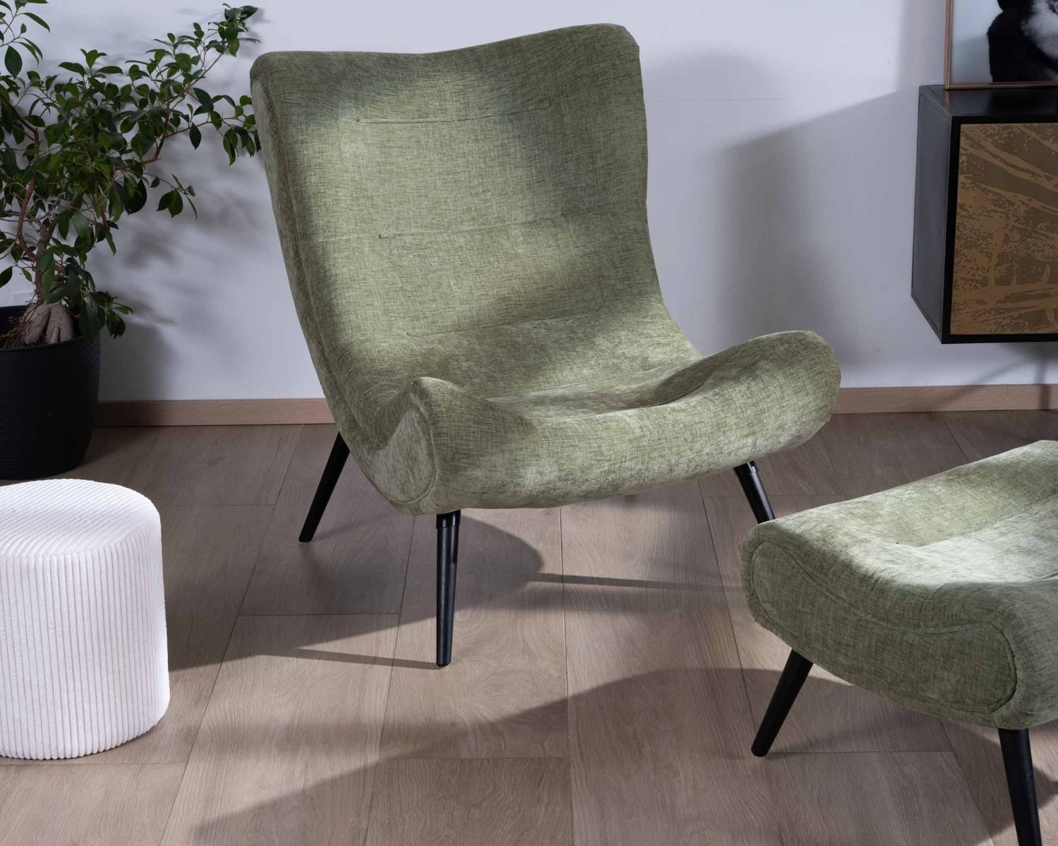 Fauteuil enveloppant avec pouf en velours vert "Caspe"