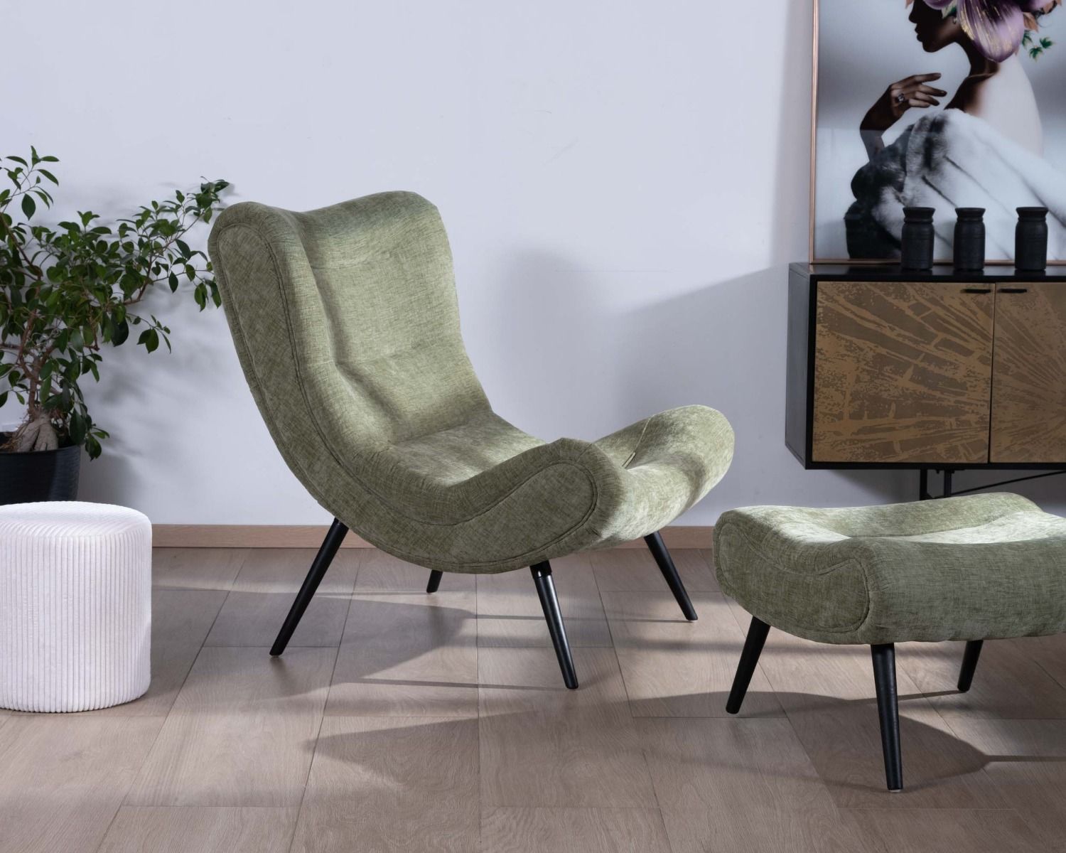 Fauteuil enveloppant avec pouf en velours vert "Caspe"