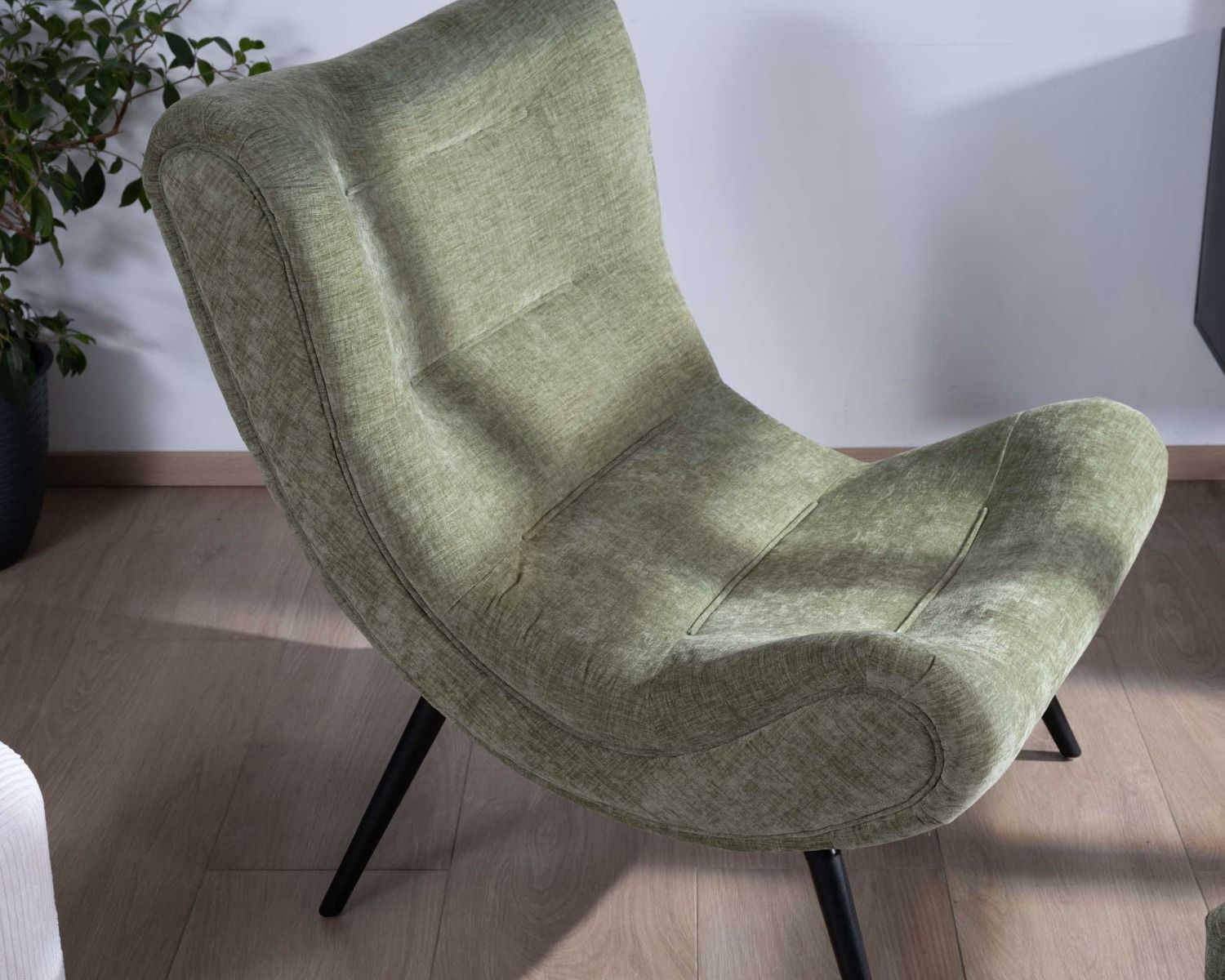 Fauteuil enveloppant avec pouf en velours vert "Caspe"