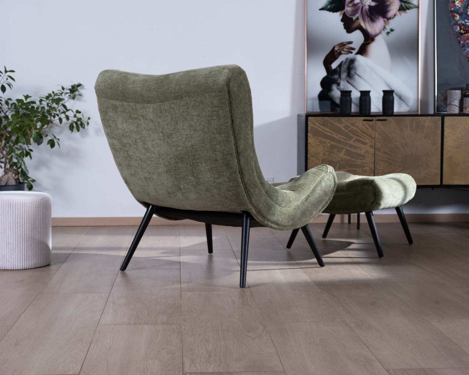 Fauteuil enveloppant avec pouf en velours vert "Caspe"