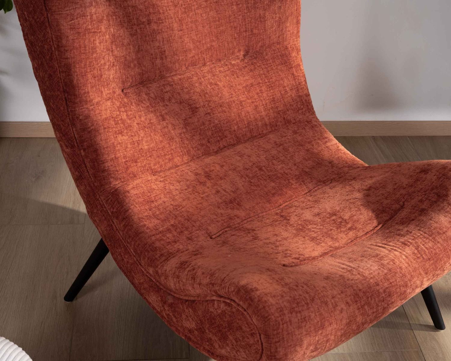 Fauteuil avec repose-pieds en tissu terracotta en velours "Caspe"