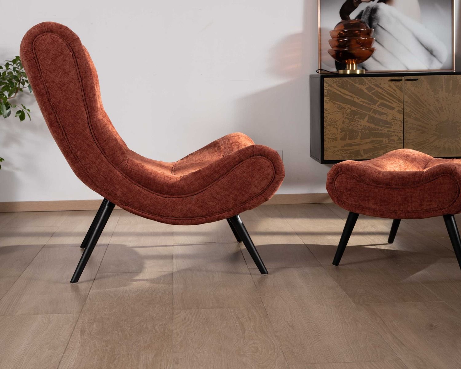 Fauteuil avec repose-pieds en tissu terracotta en velours "Caspe"