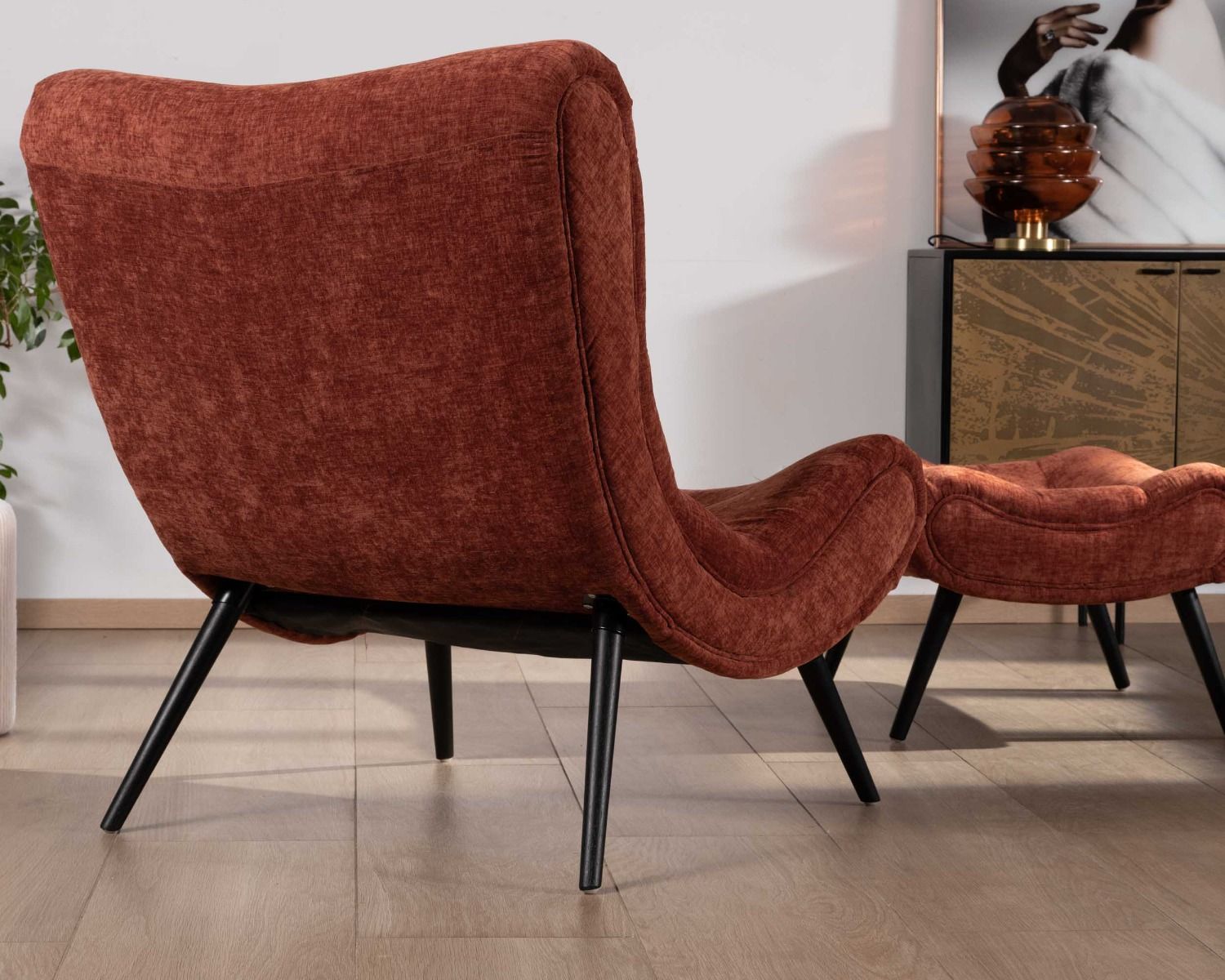 Fauteuil avec repose-pieds en tissu terracotta en velours "Caspe"