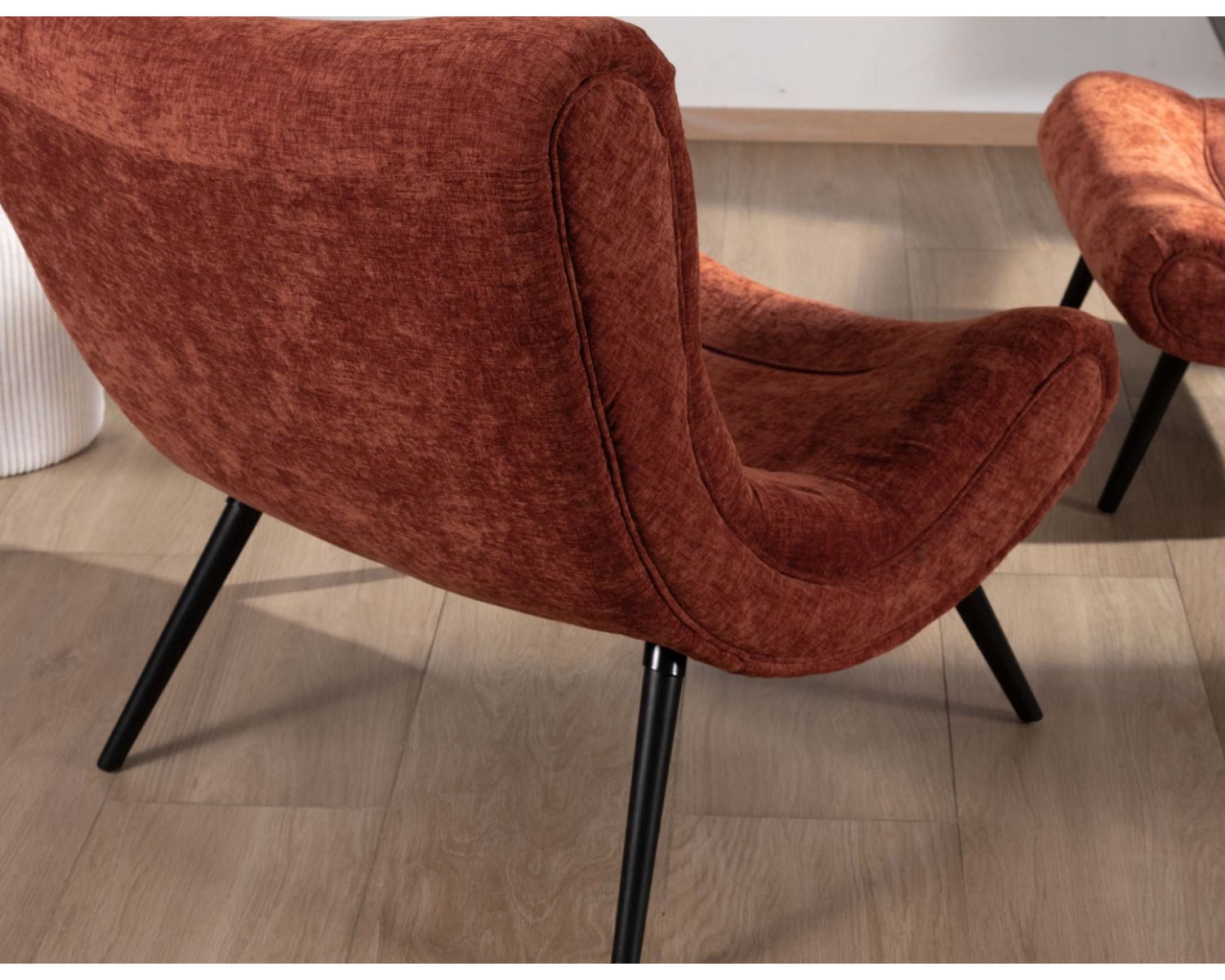 Fauteuil avec repose-pieds en tissu terracotta en velours "Caspe"