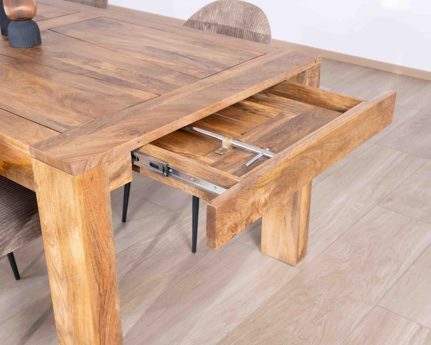 Table de repas extensible en manguier foncé "Jappy" 160 à 250 cm