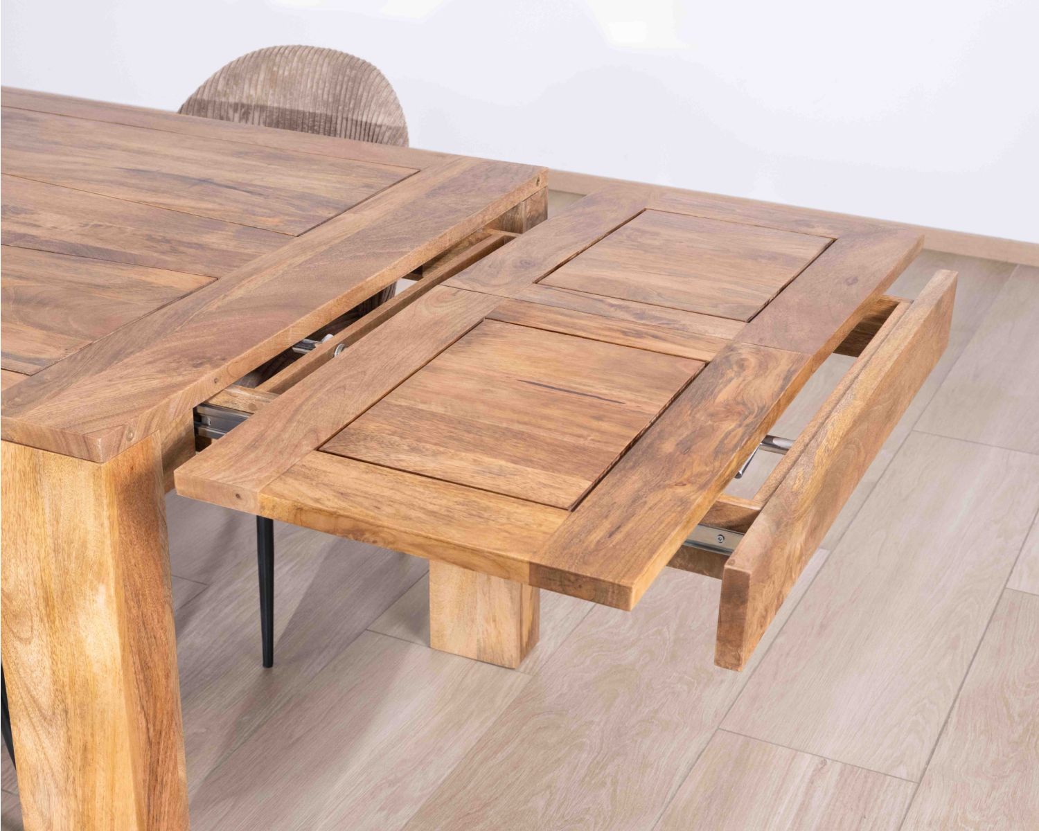 Table de repas extensible en manguier teinte chêne clair "Jappéo" 160 à 250 cm