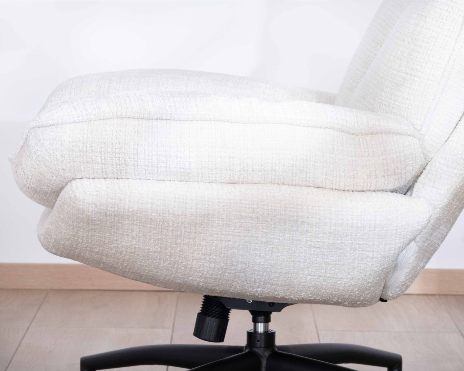 Fauteuil vintage avec pouf en tissu blanc ultra doux "Branson"