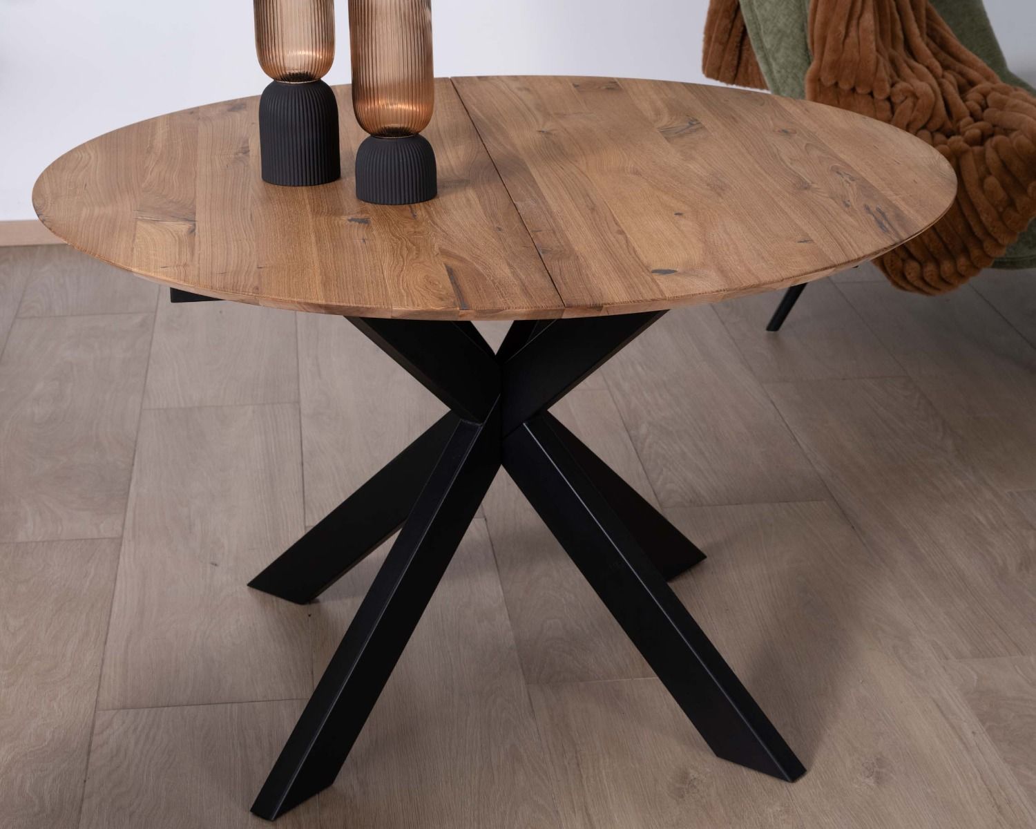 Table de repas ronde 120 cm extensible en chêne massif finition miel "Lana"