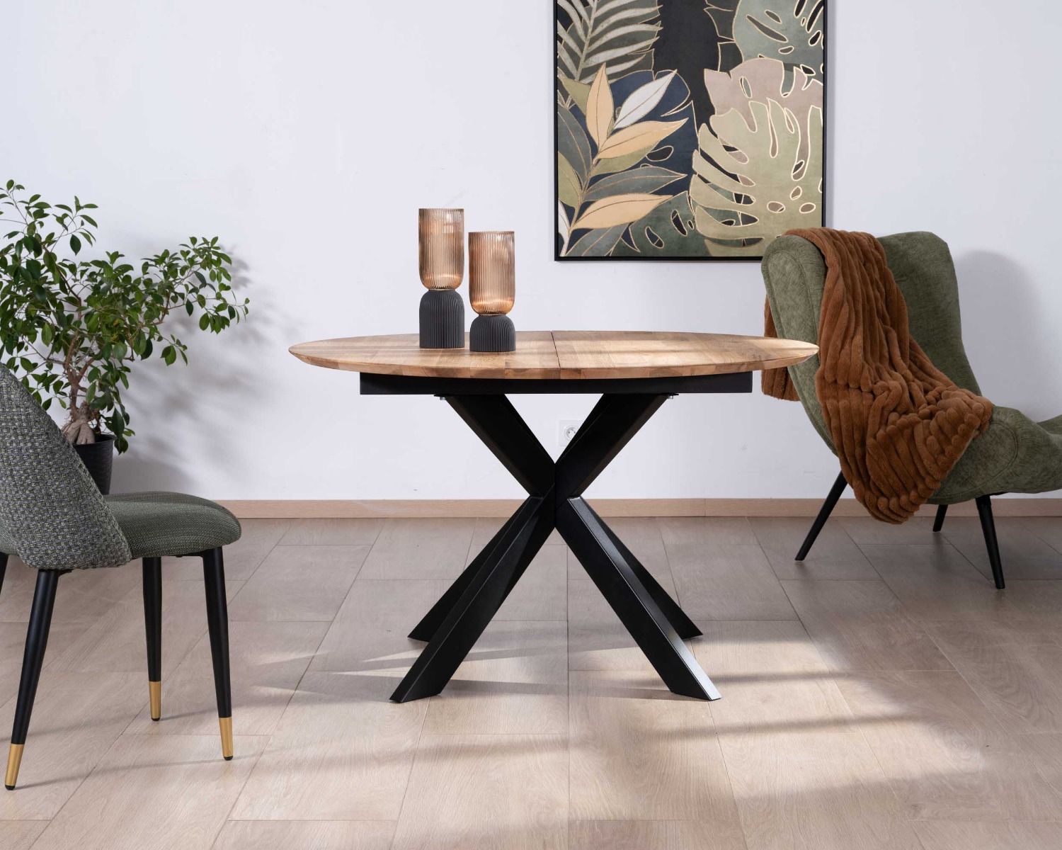 Table de repas ronde 120 cm extensible en chêne massif finition miel "Lana"
