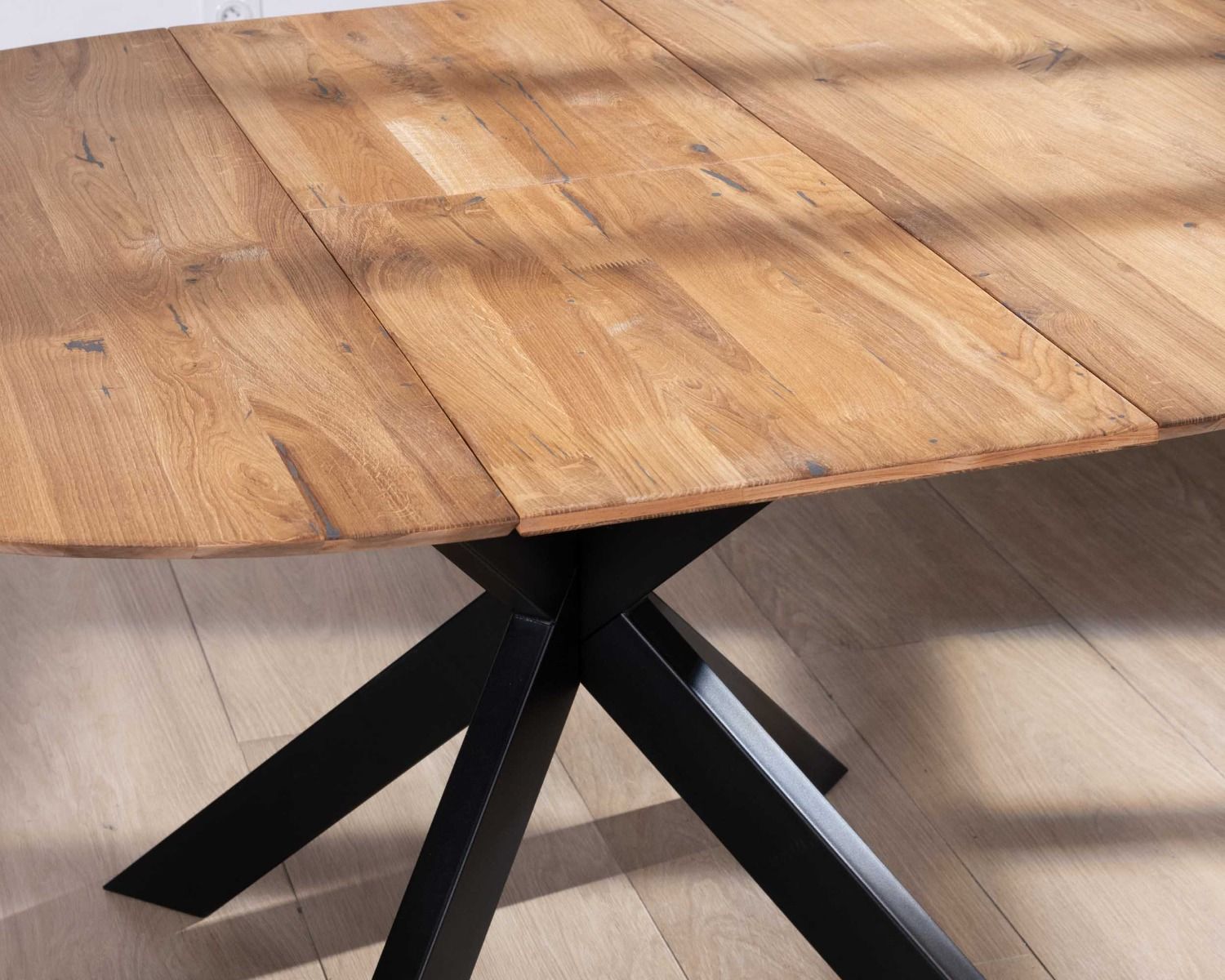 Table de repas ronde 120 cm extensible en chêne massif finition miel "Lana"