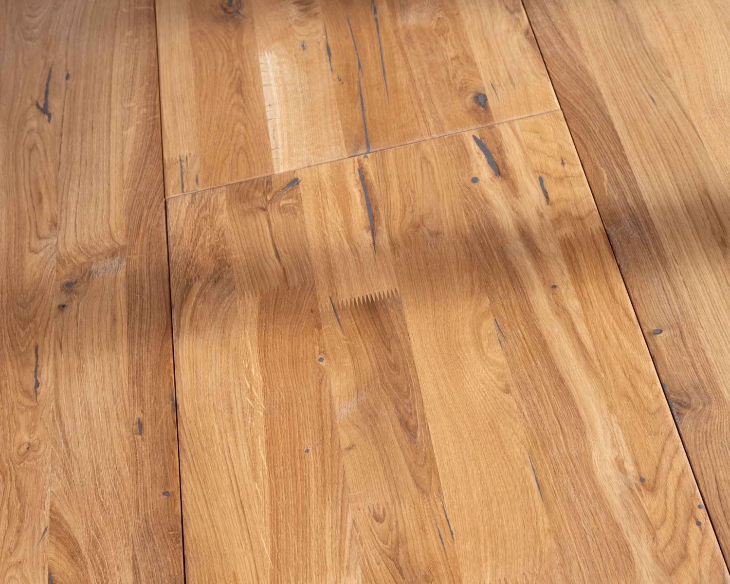 Table de repas ronde 120 cm extensible en chêne massif finition miel "Lana"