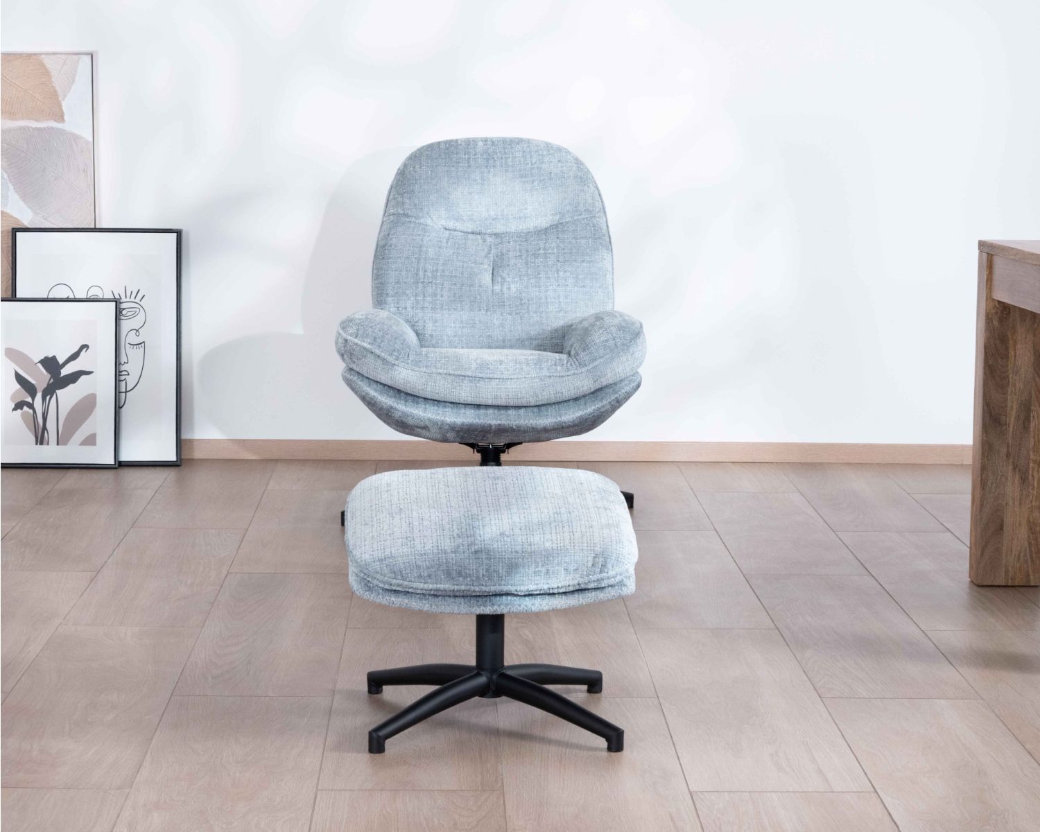 Fauteuil rotatif enveloppant avec repose-pieds "Branson" en tissu bleu glacier