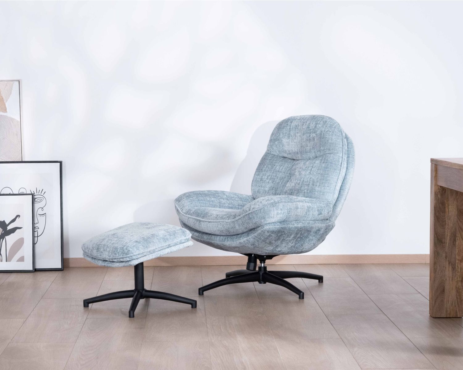 Fauteuil rotatif enveloppant avec repose-pieds "Branson" en tissu bleu glacier