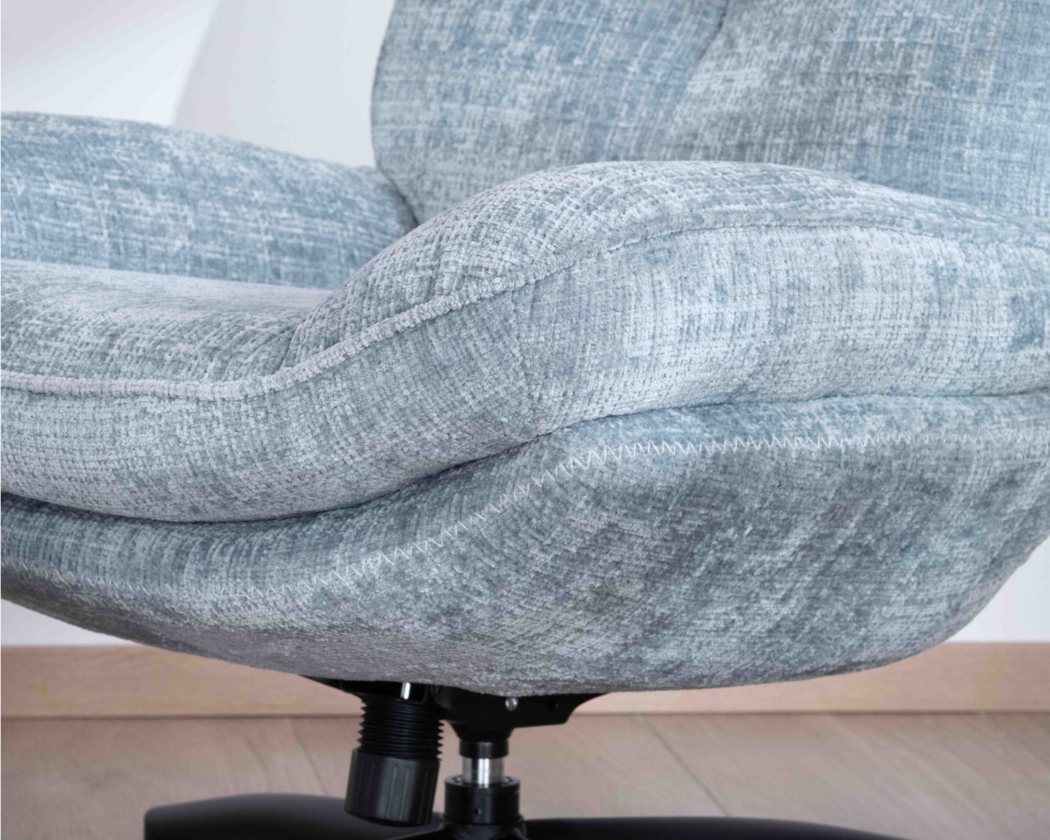 Fauteuil rotatif enveloppant avec repose-pieds "Branson" en tissu bleu glacier
