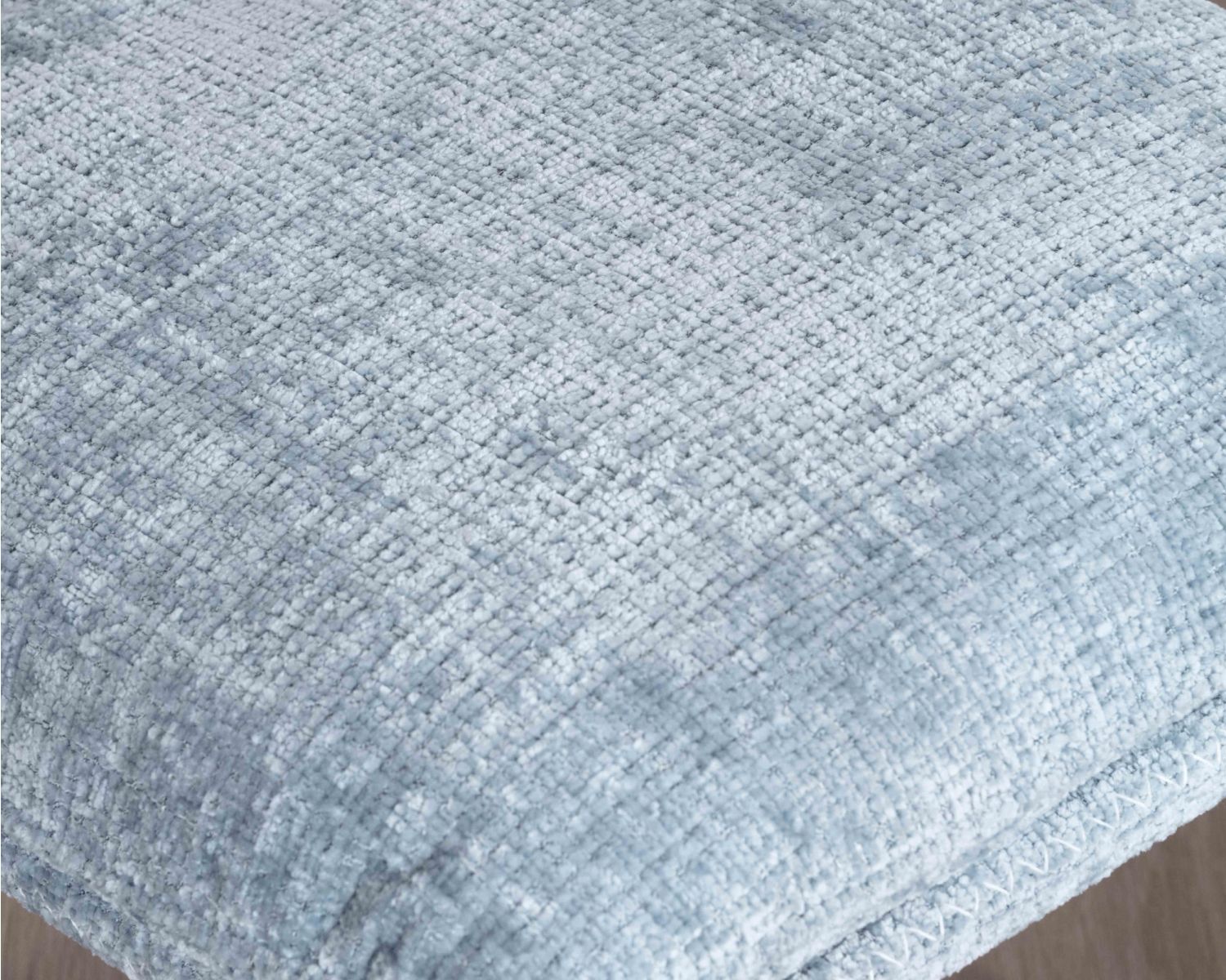 Fauteuil rotatif enveloppant avec repose-pieds "Branson" en tissu bleu glacier