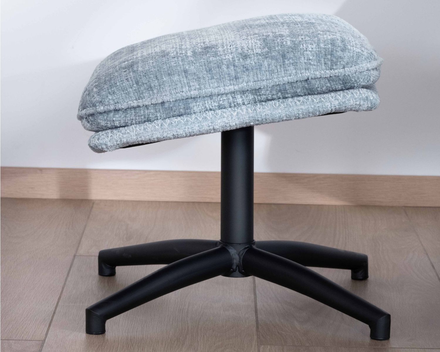 Fauteuil rotatif enveloppant avec repose-pieds "Branson" en tissu bleu glacier