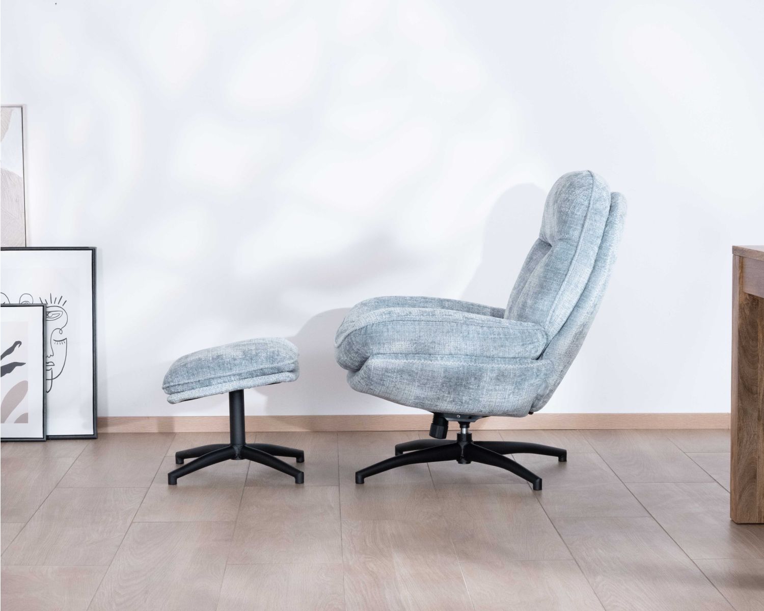 Fauteuil rotatif enveloppant avec repose-pieds "Branson" en tissu bleu glacier