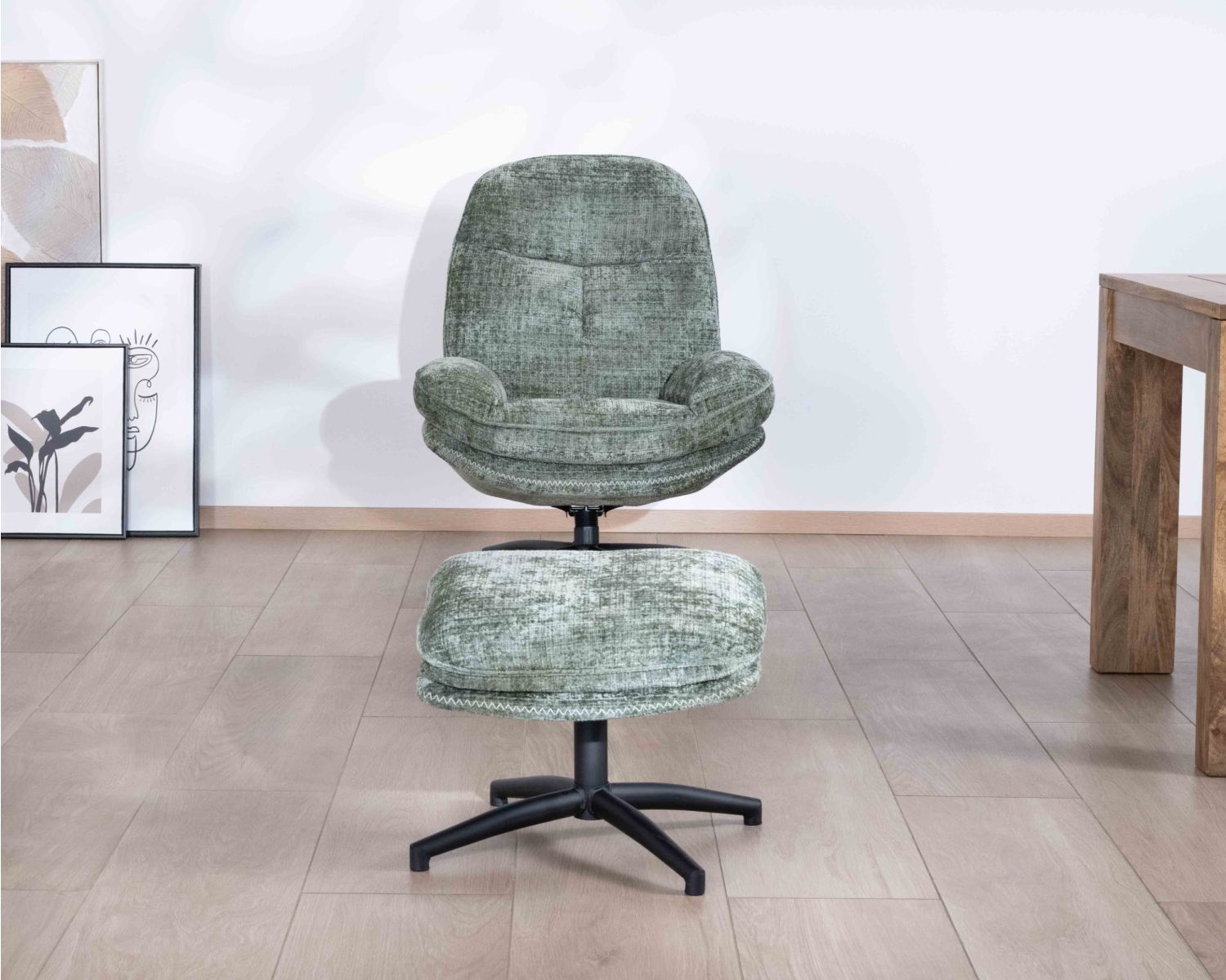 Fauteuil rotatif design rétro en tissu soyeux vert sauge "Branson" avec pouf
