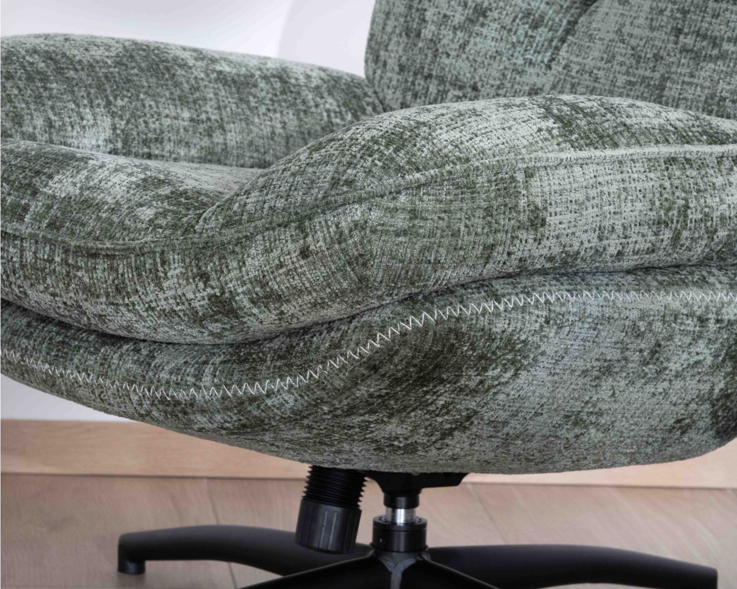 Fauteuil rotatif design rétro en tissu soyeux vert sauge "Branson" avec pouf