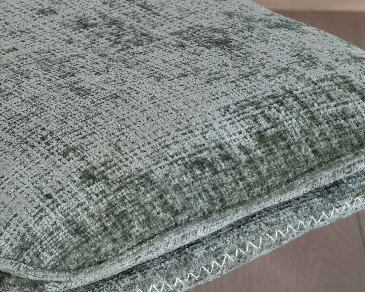 Fauteuil rotatif design rétro en tissu soyeux vert sauge "Branson" avec pouf