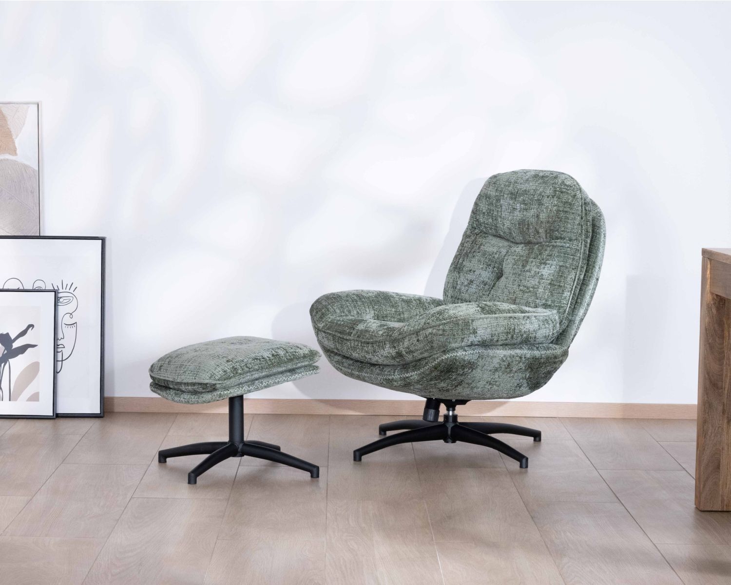 Fauteuil rotatif design rétro en tissu soyeux vert sauge "Branson" avec pouf