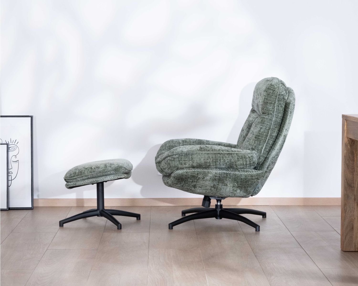 Fauteuil rotatif design rétro en tissu soyeux vert sauge "Branson" avec pouf