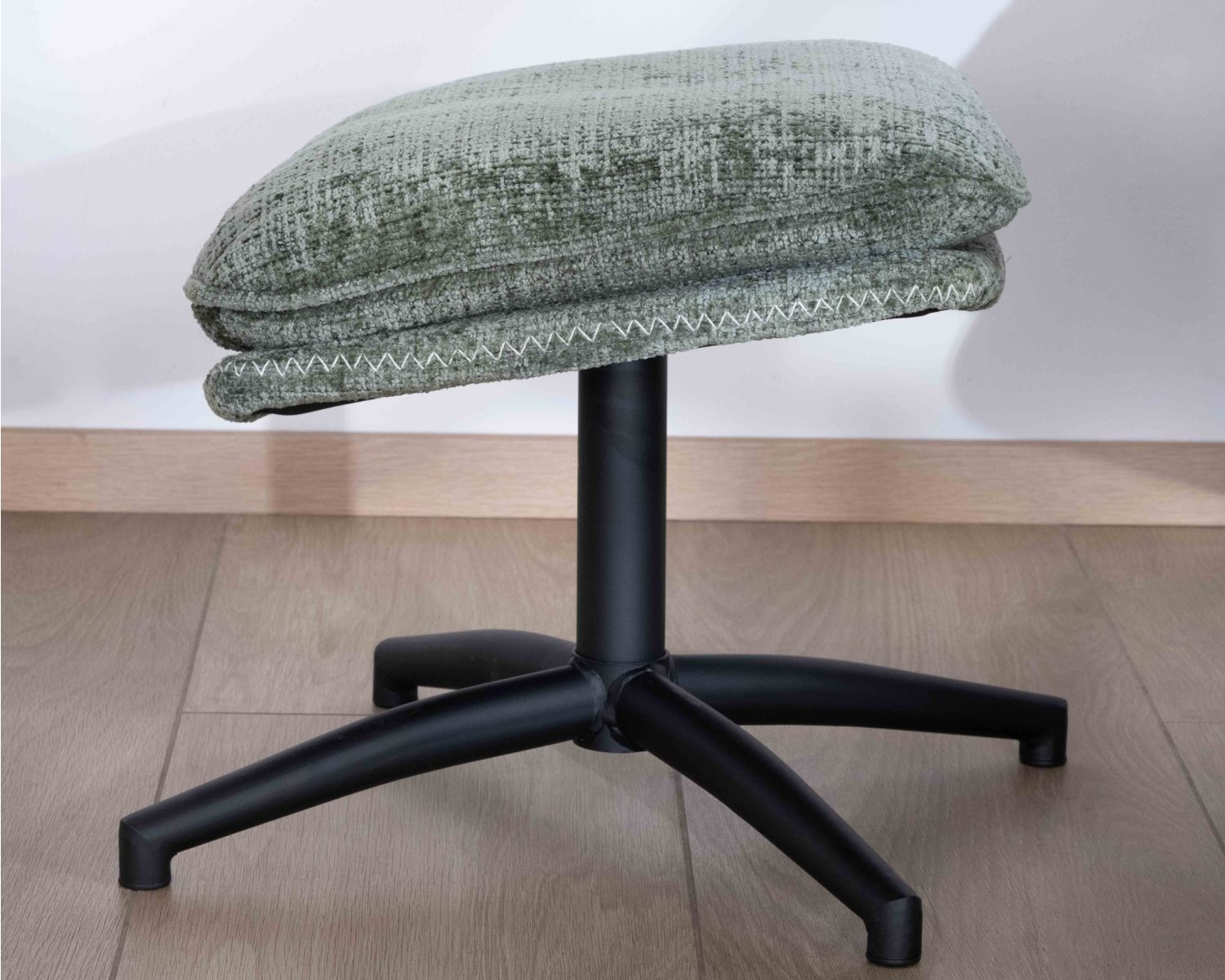 Fauteuil rotatif design rétro en tissu soyeux vert sauge "Branson" avec pouf