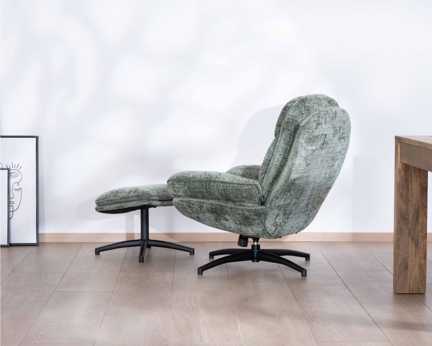 Fauteuil rotatif design rétro en tissu soyeux vert sauge "Branson" avec pouf