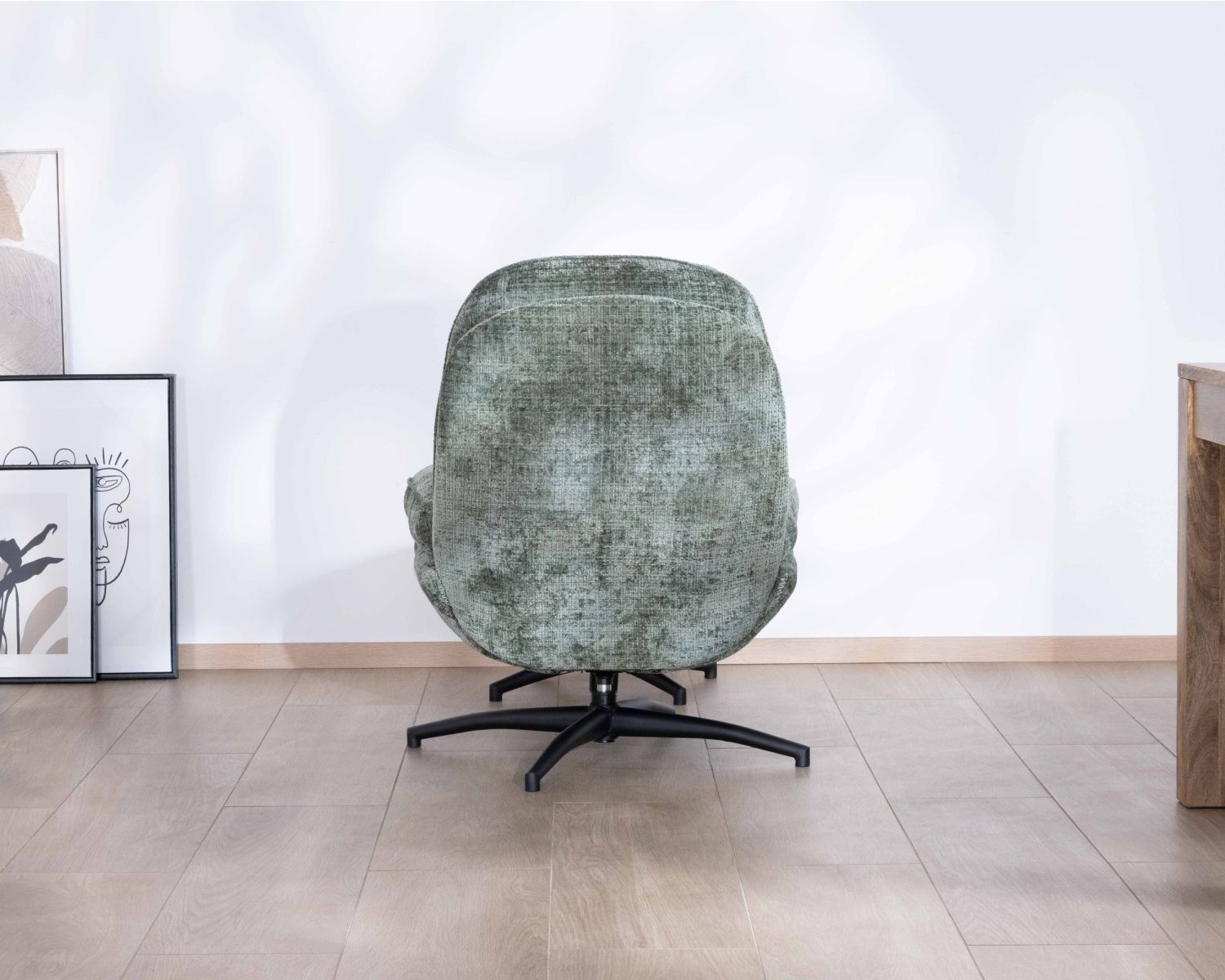 Fauteuil rotatif design rétro en tissu soyeux vert sauge "Branson" avec pouf