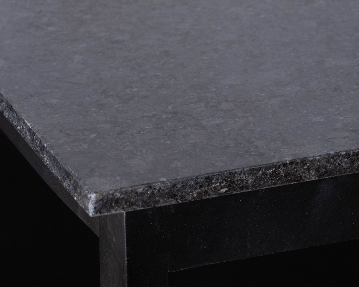 Îlot de cuisine noir avec coin repas "Grand Chef" en manguier et granit