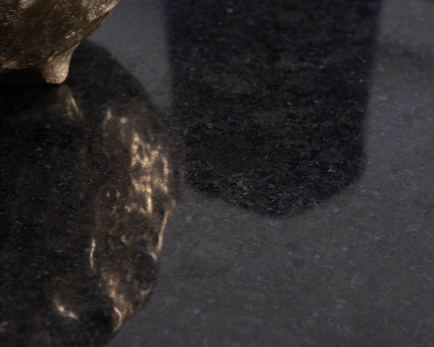 Îlot de cuisine noir avec coin repas "Grand Chef" en manguier et granit