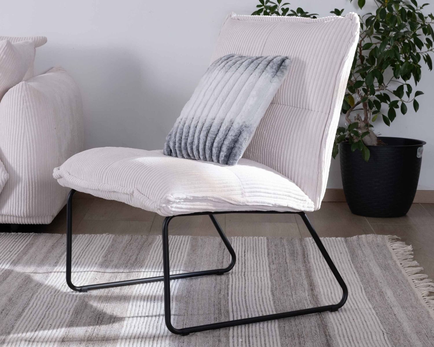 Lot de 2 fauteuils sans accoudoirs en velours côtelé blanc "Calvin" pieds métal