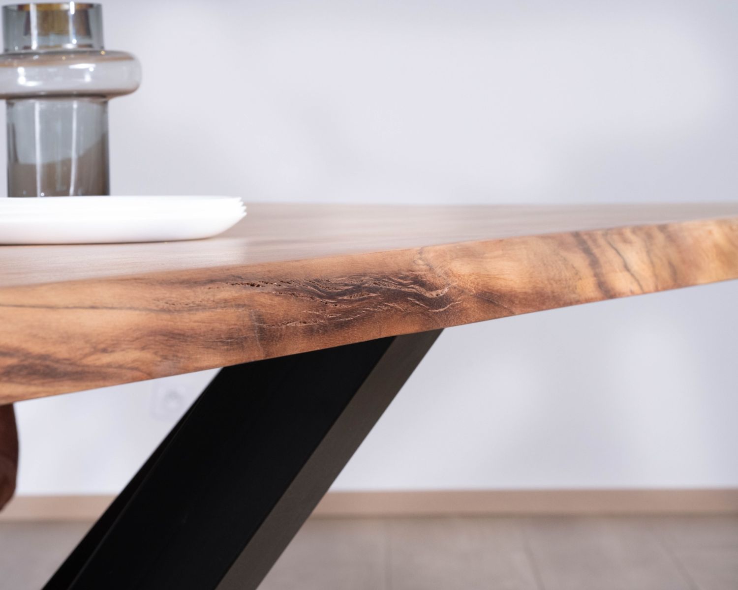Table à manger haut de gamme plateau bois épais pieds métal "3D" 240cm