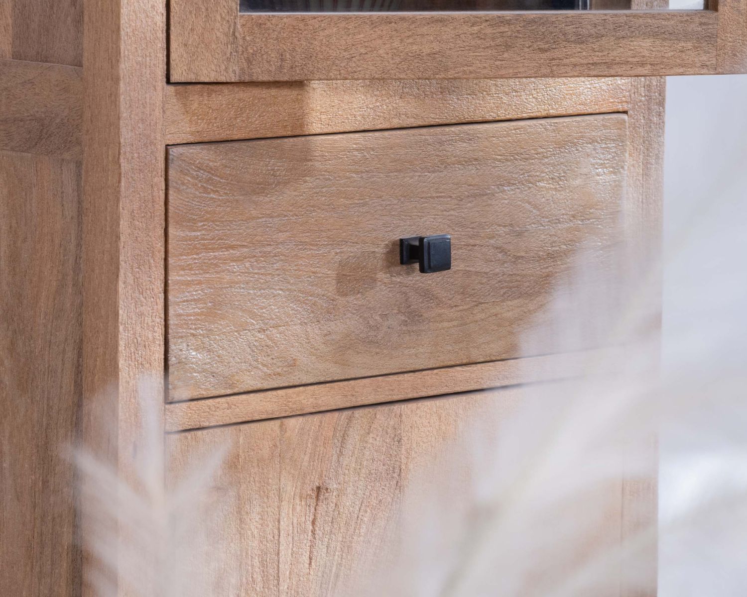 Colonne de rangement vitrée en manguier massif "Maestro"