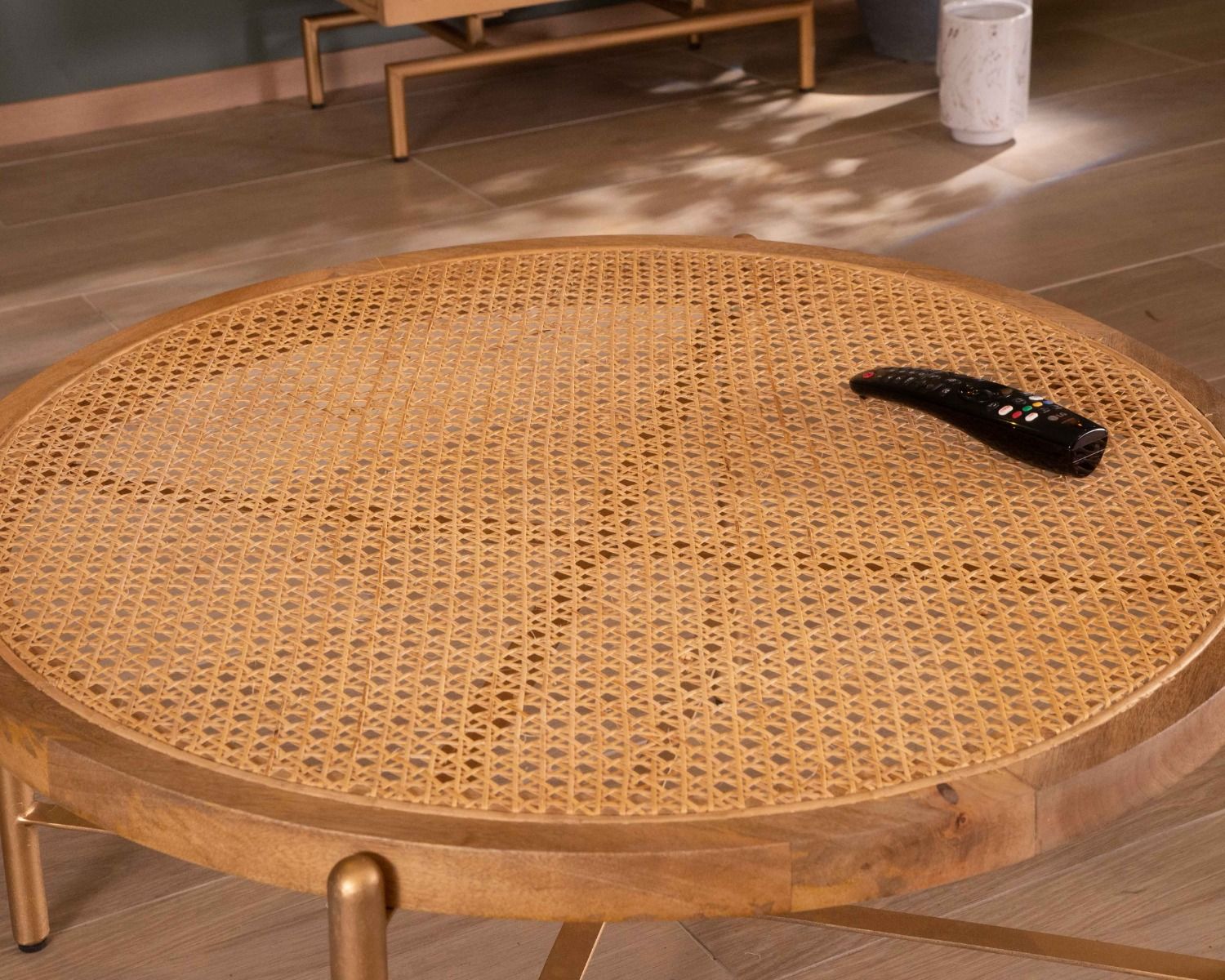 Table basse ronde plateau avec cannage et pieds dorés "Pop Vintage"