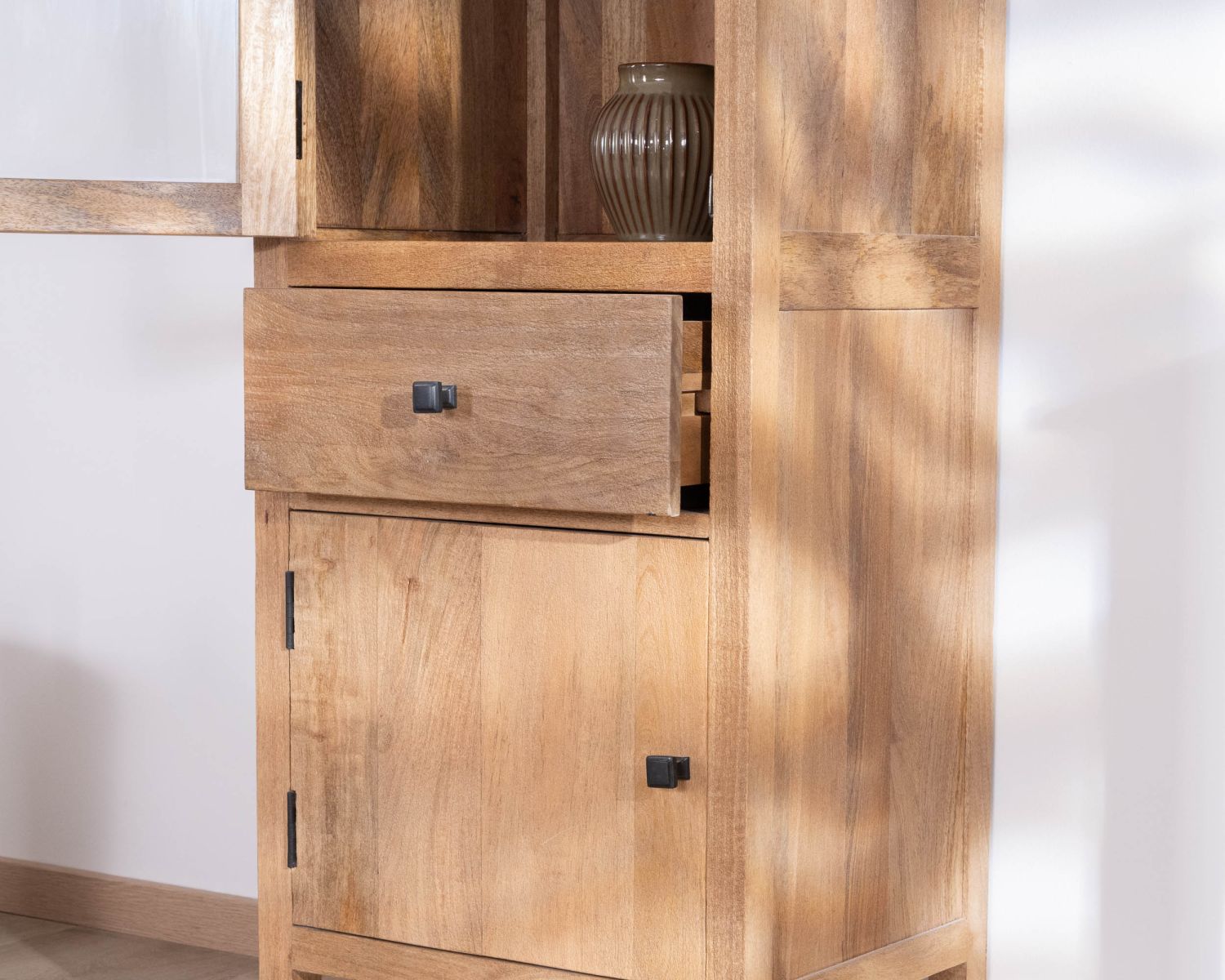 Colonne de rangement vitrée en manguier massif "Maestro"