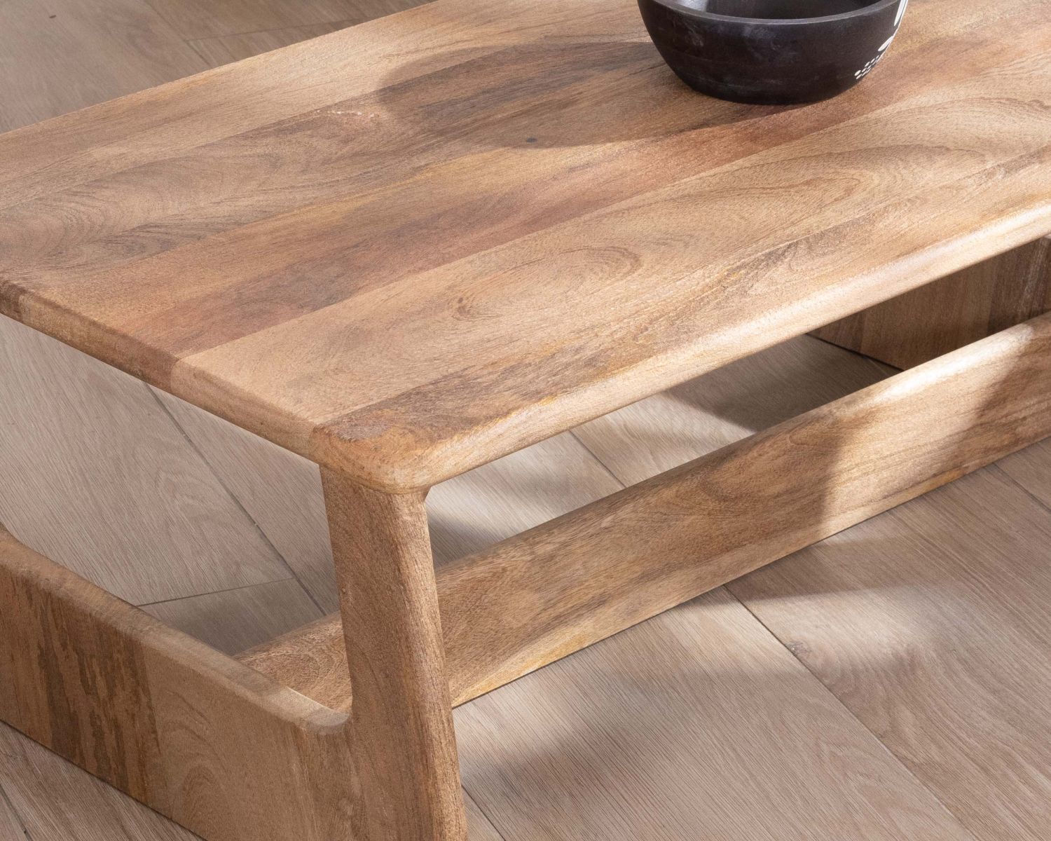 Table de salon épurée en manguier naturel "Maestro" 110 cm