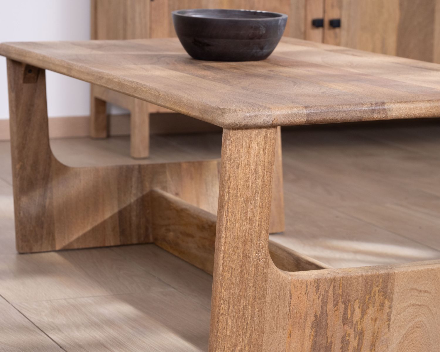 Table de salon épurée en manguier naturel "Maestro" 110 cm