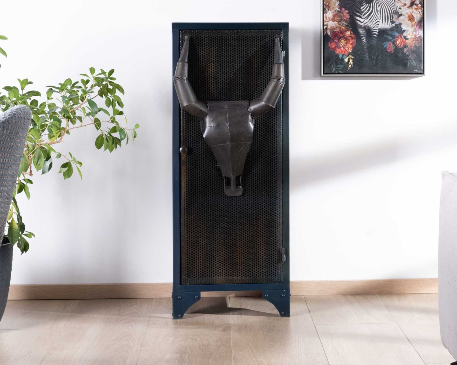 Meuble de rangement en métal avec façade tête de taureau en relief "Crazy"