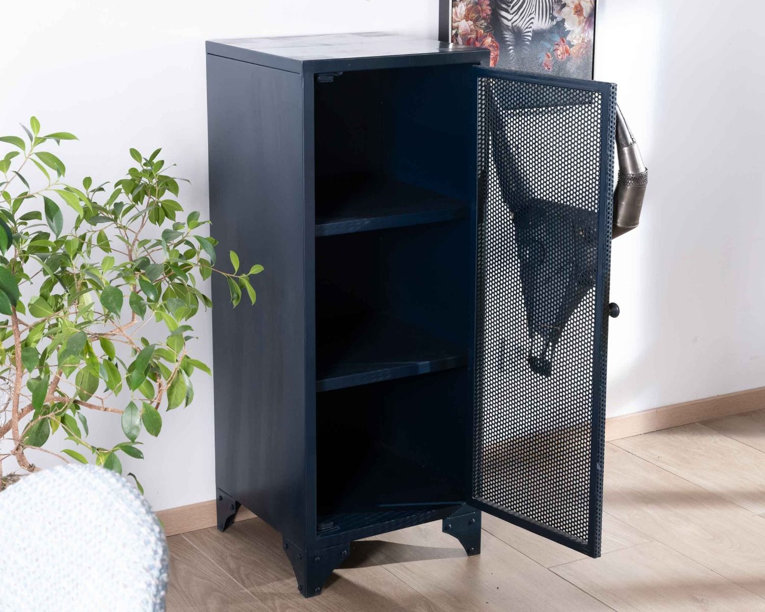 Meuble de rangement en métal avec façade tête de taureau en relief "Crazy"