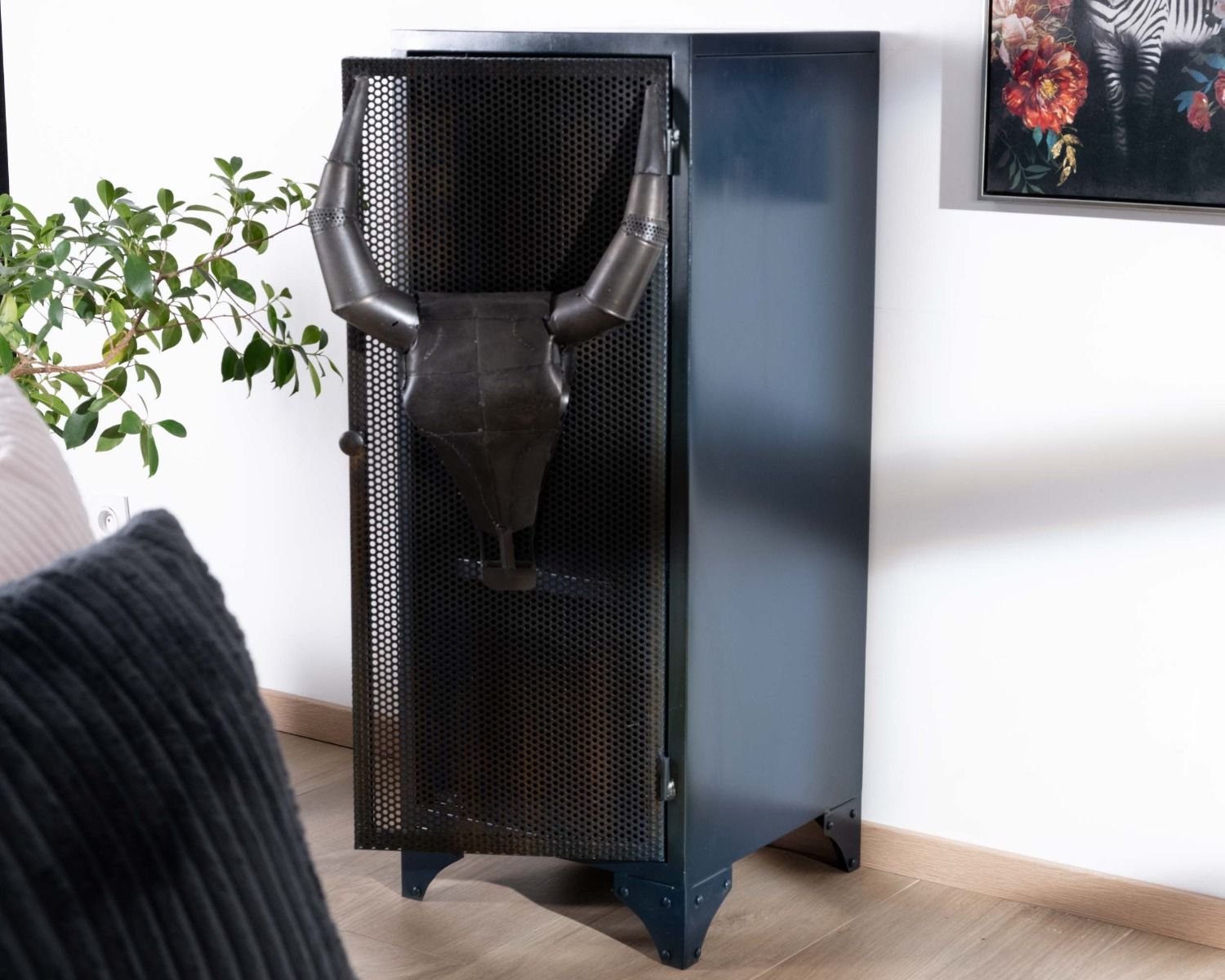 Meuble de rangement en métal avec façade tête de taureau en relief "Crazy"